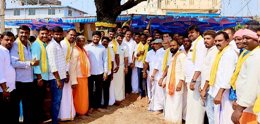 ಕಡೂರು ದೊಡ್ಡಪೇಟೆಯಲ್ಲಿರುವ ಬನ್ನಿ ಮಂಟಪದ ಜೀರ್ಣೋದ್ಧಾರ ಕಾರ್ಯಕ್ಕೆ ಶಾಸಕ ಕೆ.ಎಸ್.ಆನಂದ್ ಗುರುವಾರ ಭೂಮಿಪೂಜೆ ನೆರವೇರಿಸಿದರು. ಭಂಡಾರಿ ಶ್ರೀನಿವಾಸ್, ಈರಳ್ಳಿ ರಮೇಶ್, ಶರತ್‌ ಕೃಷ್ಣಮೂರ್ತಿ ಭಾಗವಹಿಸಿದ್ದರು