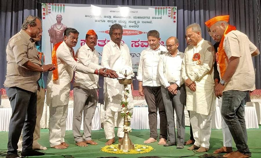 ಬೀದರ್ ನಗರದಲ್ಲಿ ಆಯೋಜಿಸಿದ್ದ ಸರ್ವಜ್ಞ ಜಯಂತಿ ಕಾರ್ಯಕ್ರಮಕ್ಕೆ ಸಚಿವ ರಹೀಂಖಾನ್ ದೀಪ ಬೆಳಗಿಸುವ ಮೂಲಕ ಚಾಲನೆ ನೀಡಿದರು