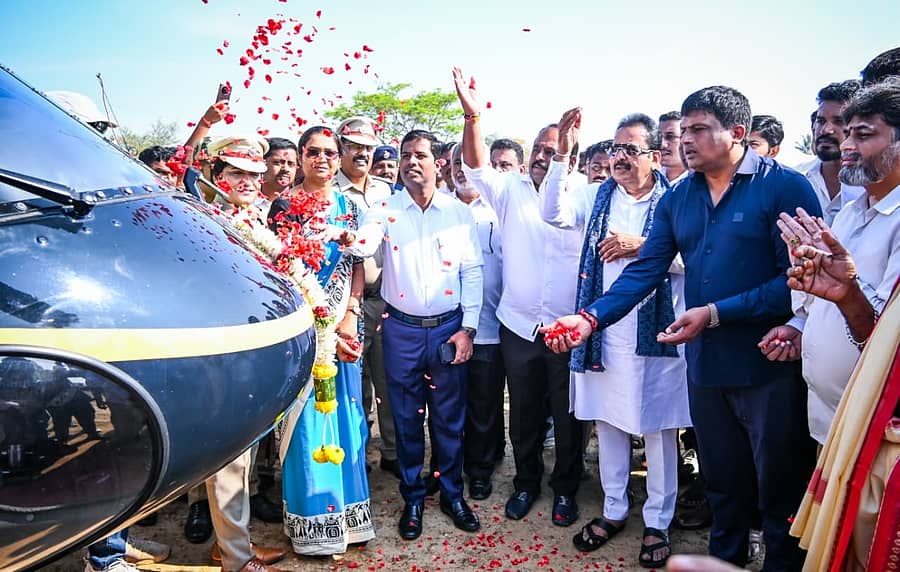 ಮಂಡ್ಯ ನಗರದ ಹೊರವಲಯದ ಚಿಕ್ಕಮಂಡ್ಯ ಬಳಿ ಬೂದನೂರು ಉತ್ಸವ ಅಂಗವಾಗಿ ಆರಂಭವಾದ ಹೆಲಿಕಾಪ್ಟರ್ ರೈಡ್‌ಗೆ ಜಿಲ್ಲಾ ಉಸ್ತುವಾರಿ ಸಚಿವ ಎನ್‌.ಚಲುವರಾಯಸ್ವಾಮಿ ಚಾಲನೆ ನೀಡಿದರು