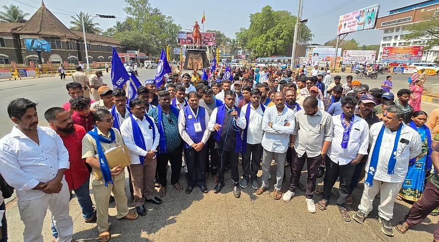 ಬೆಳಗಾವಿಯಲ್ಲಿ ಕರ್ನಾಟಕ ರಾಜ್ಯ ದಲಿತ ಸಂಘರ್ಷ ಸಮಿತಿಯವರು ಶುಕ್ರವಾರ ಪ್ರತಿಭಟನೆ ನಡೆಸಿದರು