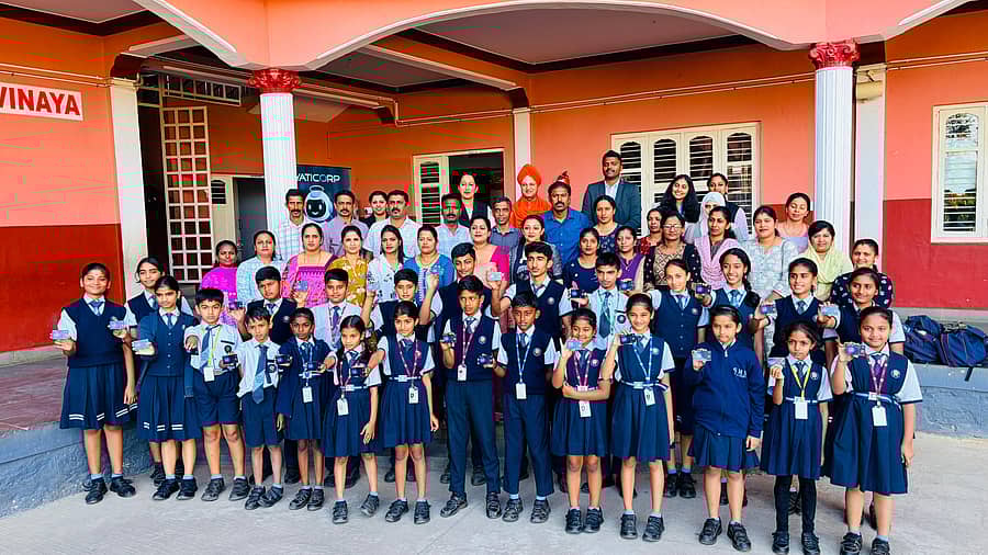 ಅರಮೇರಿ ಎಸ್.ಎಂ.ಎಸ್ ಅಕಾಡೆಮಿ ಹಾಗೂ ಯತಿ ಕ್ರಾಪ್ ಸಂಸ್ಥೆ ಸಹಯೋಗದೊಂದಿಗೆ ಏರ್ಪಡಿಸಿದ್ದ 3 ದಿನಗಳ ಎ.ಐ ಸಾಕ್ಷರತಾ ಅಭಿಯಾನದ ಸಮಾರೋಪ ಸಮಾರಂಭದಲ್ಲಿ ವಿದ್ಯಾರ್ಥಿಗಳು ಭಾಗವಹಿಸಿದ್ದರು