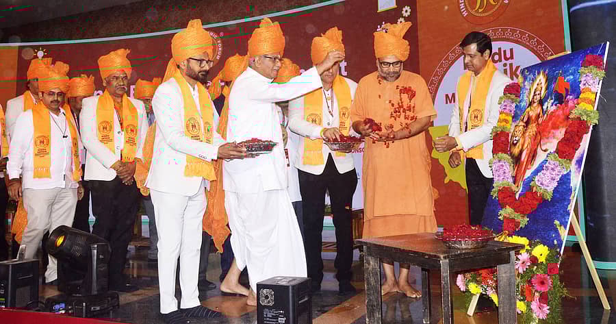 ಹುಬ್ಬಳ್ಳಿಯಲ್ಲಿ ಶುಕ್ರವಾರ ಹಿಂದೂ ಎಕನಾಮಿಕ್ ಫೋರಂ ವತಿಯಿಂದ ಆಯೋಜಿಸಿದ್ದ ‘ಹಿಂದೂ ಆರ್ಥಿಕ ಮಹಾಸಂಗಮ’ ರಾಷ್ಟ್ರೀಯ ಚಾಪ್ಟರ್ಗಳ ಸಮಾವೇಶವನ್ನು ಶ್ರೀಕ್ಷೇತ್ರ ಧರ್ಮಸ್ಥಳದ ಧರ್ಮಾಧಿಕಾರಿ ವೀರೇಂದ್ರ ಹೆಗ್ಗಡೆ ಹಾಗೂ ಗಣ್ಯರು ಭಾರತ ಮಾತೆ ಭಾವಚಿತ್ರಕ್ಕೆ ಪುಷ್ಪನಮನ ಸಲ್ಲಿಸುವ ಮೂಲಕ ಉದ್ಘಾಟಿಸಿದರು