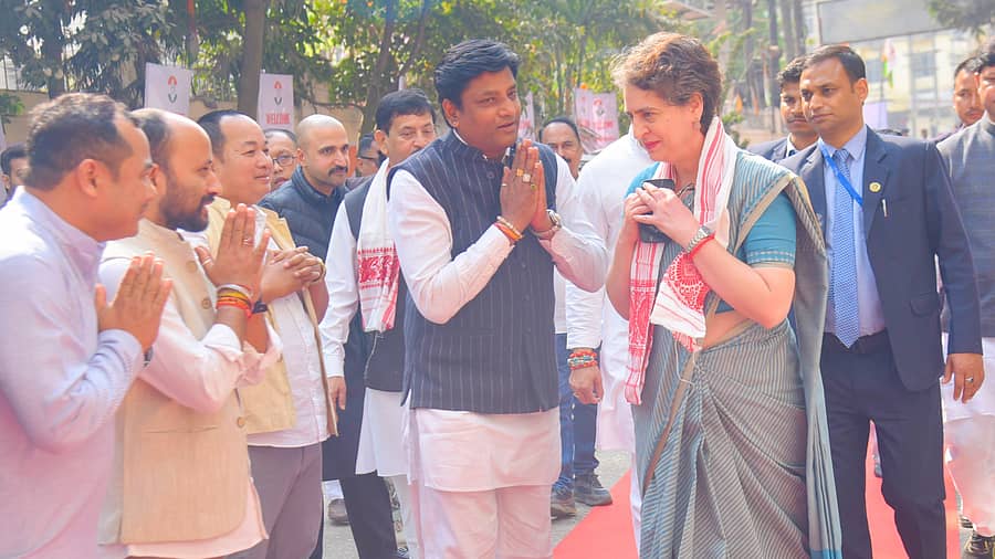 ಕಾಂಗ್ರೆಸ್ ಪ್ರಧಾನ ಕಾರ್ಯದರ್ಶಿ ಮತ್ತು ಅಸ್ಸಾಂ ಸ್ಕ್ರೀನಿಂಗ್‌ ಸಮಿತಿ ಅಧ್ಯಕ್ಷೆಯೂ ಆದ ಪ್ರಿಯಾಂಕಾ ಗಾಂಧಿ ವಾದ್ರಾ ಅವರು ಶುಕ್ರವಾರ ಗುವಾಹಟಿಯಲ್ಲಿ ಪಕ್ಷದ ನಾಯಕರ ಜತೆಗೆ ಮಾತುಕತೆ ನಡೆಸಿದರು –ಪಿಟಿಐ ಚಿತ್ರ 