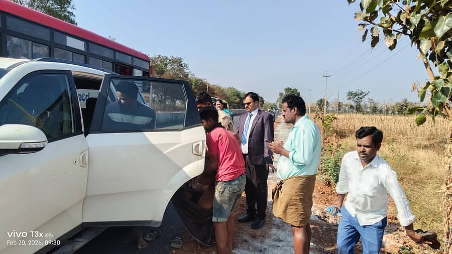 ಜಗಳೂರಿನ ನ್ಯಾಯಾಲಯದ ಸಮೀಪ ಬೈಕ್ ಅಪಘಾತದಲ್ಲಿ ಗಾಯಗೊಂಡವರನ್ನು ನ್ಯಾಯಾಧೀಶ ಆರ್. ಚೇತನ್ ಅವರು ವಾಹನದಲ್ಲಿ ಆಸ್ಪತ್ರೆಗೆ ಕಳುಹಿಸಲು ನೆರವಾದರು