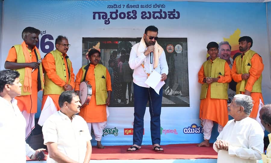 ಕಲಘಟಗಿ ಪಟ್ಟಣ ಪಂಚಾಯತಿ ಎದುರುಗಡೆ ಶುಕ್ರವಾರ ರಾಜ್ಯ ಸರ್ಕಾರದ ಪಂಚ ಗ್ಯಾರಂಟಿ ಯೋಜನೆಗಳ ಕ್ಷೇತ್ರ ಪ್ರಚಾರದ ಎಲ್‍ಇಡಿ ವಾಹನಕ್ಕೆ ಚಾಲನೆ ನೀಡಿ ಕಾರ್ಮಿಕ ಸಚಿವ ಸಂತೋಷ್ ಲಾಡ್ ಮಾತನಾಡಿದರು