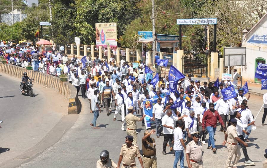 ಒಳ ಮೀಸಲಾತಿ ವಿರೋಧಿಸಿ ಕೊಳ್ಳೇಗಾಲ ತಾಲ್ಲೂಕಿನ ಸತ್ತೇಗಾಲ ಗ್ರಾಮದ ಡಾ.ಬಿ.ಆರ್ ಅಂಬೇಡ್ಕರ್ ಸಂಘ, ವಿವಿಧ ಸಂಘಟನೆಗಳ ಒಕ್ಕೂಟ, ಪರಿಶಿಷ್ಟಜಾತಿ ಬಲಗೈ ಸಮಾಜದ ವತಿಯಿಂದ ಪ್ರತಿಭಟನೆ ನಡೆಯಿತು