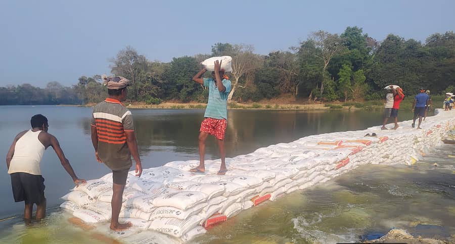 ಅಂಕೋಲಾ ತಾಲ್ಲೂಕಿನ ಹೊನ್ನಾಳಿ ಬಳಿ ಗಂಗಾವಳಿ ನದಿಯಲ್ಲಿ ಬೇಸಿಗೆ ವೇಳೆ ನೀರು ಸಂಗ್ರಹಕ್ಕೆ ತಾತ್ಕಾಲಿಕವಾಗಿ ಮರಳಿನ ಒಡ್ಡು ನಿರ್ಮಾಣ ಕಾರ್ಯದಲ್ಲಿ ಕಾರ್ಮಿಕರು ನಿರತರಾಗಿದ್ದರು.