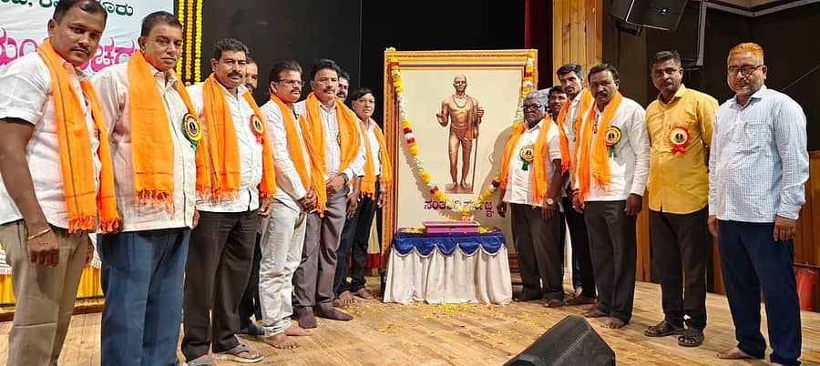 ರಾಯಚೂರಿನ ಪಂಡಿತ ಸಿದ್ಧರಾಮ ಜಂಬಲದಿನ್ನಿ ಜಿಲ್ಲಾ ರಂಗ ಮಂದಿರದಲ್ಲಿ ಶುಕ್ರವಾರ ಏರ್ಪಡಿಸಿದ್ದ ಸಂತ ಕವಿ ಸರ್ವಜ್ಞ ಜಯಂತಿ ಆಚರಣೆ ಕಾರ್ಯಕ್ರಮದಲ್ಲಿ ಗಣ್ಯರು ಸರ್ವಜ್ಞನ ಭಾವಚಿತ್ರಕ್ಕೆ ಪುಷ್ಪಾರ್ಪಣೆ ಮಾಡಿದರು