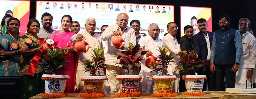 ಬಾಗಲಕೋಟೆಯಲ್ಲಿ ಜರುಗಿದ ಗ್ಯಾರಂಟಿ ಉತ್ಸವವನ್ನು ಗ್ಯಾರಂಟಿ ಯೋಜನೆಗಳ ಅನುಷ್ಠಾನ ಪ್ರಾಧಿಕಾರದ ಅಧ್ಯಕ್ಷ ಈಚ್.ಎಂ. ರೇವಣ್ಣ ಉದ್ಘಾಟಿಸಿದರು.