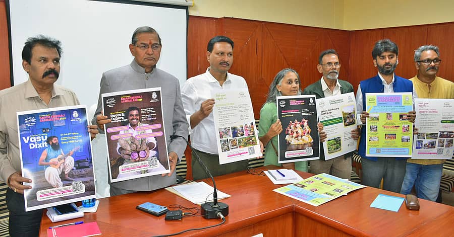 ಮೈಸೂರಿನಲ್ಲಿ ನಡೆಯಲಿರುವ ಕಿಸಾನ್ ಸ್ವರಾಜ್ ಸಮ್ಮೇಳನದ ಪ್ರಚಾರ ಸಾಮಗ್ರಿಯನ್ನು ಶುಕ್ರವಾರ ಕೆಎಸ್‌ಒಯು ಕುಲಪತಿ ಪ್ರೊ.ಶರಣಪ್ಪ ವಿ.ಹಲಸೆ ಬಿಡುಗಡೆ ಮಾಡಿದರು