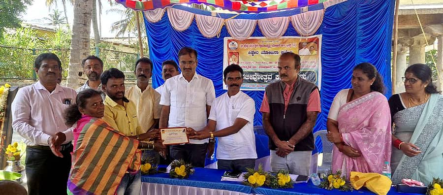 ಕಿಕ್ಕೇರಿ ಬ್ರಹ್ಮೇಶ್ವರ ದೇಗುಲದಲ್ಲಿ ಶನಿವಾರ ಹಮ್ಮಿಕೊಂಡಿದ್ದ ನವ ಜೀವನೋತ್ಸವ, ಬ್ರಹ್ಮೇಶ್ವರಸ್ವಾಮಿಗೆ ಬಿಲ್ವಾರ್ಚನೆ ಕಾರ್ಯಕ್ರಮದಲ್ಲಿ ಕುಡಿತ ಬಿಟ್ಟ ನವಜೀವನದಾರಿಗಳಿಗೆ ಸಂಸ್ಥೆಯಿಂದ ಪ್ರಶಂಸಾರ್ಹ ಪತ್ರ ನೀಡಿ ಅಭಿನಂದಿಸಲಾಯಿತು 