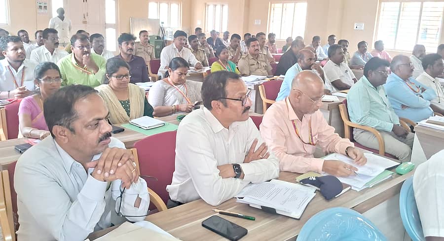 ಮಳವಳ್ಳಿ ಪಟ್ಟಣದ ತಾಲ್ಲೂಕು ಪಂಚಾಯಿತಿ ಸಭಾಂಗಣದಲ್ಲಿ ಶನಿವಾರ ಶಾಸಕ ಪಿ.ಎಂ.ನರೇಂದ್ರಸ್ವಾಮಿ ಅಧ್ಯಕ್ಷತೆಯಲ್ಲಿ ನಡೆದ ಸಭೆಯಲ್ಲಿ ಭಾಗಿಯಾಗಿದ್ದ ತಾಲ್ಲೂಕು ಮಟ್ಟದ ಅಧಿಕಾರಿಗಳು 