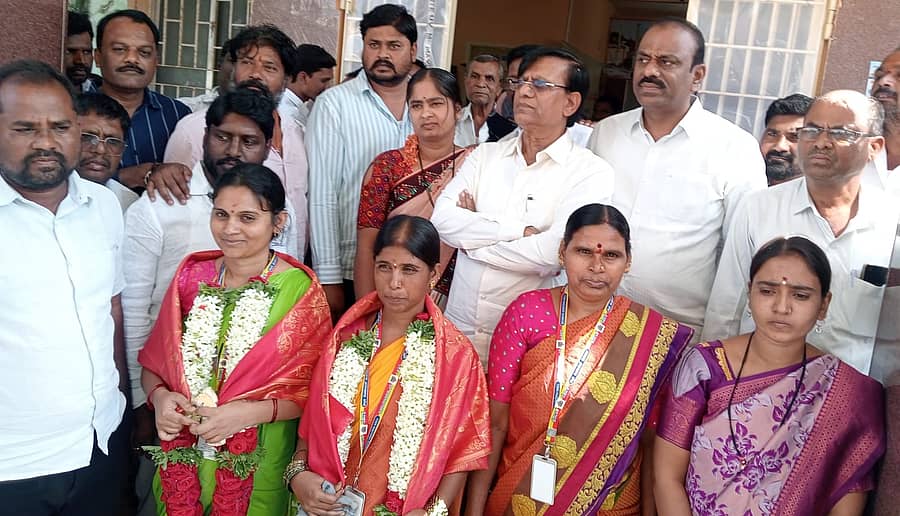 ಕುಕುನರಿನ ಪಟ್ಟಣ ಪಂಚಾಯಿತಿ ಅಧ್ಯಕ್ಷ ಹಾಗೂ ಉಪಾಧ್ಯಕ್ಷರಾಗಿ ಆಯ್ಕೆಯಾದ ಅಭ್ಯರ್ಥಿಗಳು