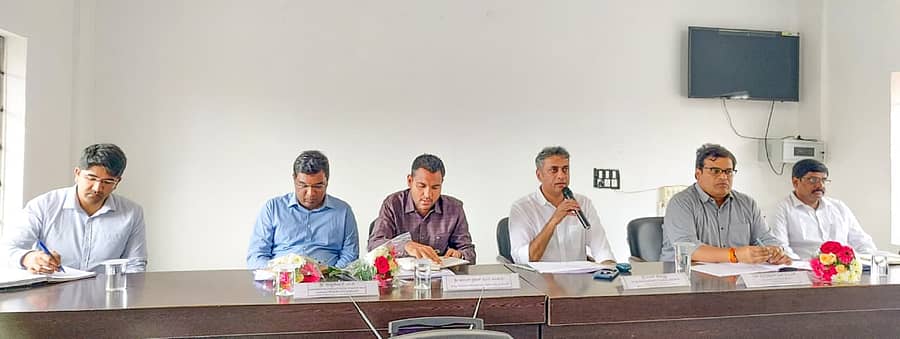 ಪೊನ್ನಂಪೇಟೆ ತಾಲ್ಲೂಕು ಪಂಚಾಯಿತಿ ಸಭಾಂಗಣದಲ್ಲಿ ಶನಿವಾರ ನಡೆದ ಪ್ರಗತಿ ಪರಿಶೀಲನಾ ಸಭೆಯಲ್ಲಿ ಮುಖ್ಯಮಂತ್ರಿಯ ಕಾನೂನು ಸಲಹೆಗಾರ ಹಾಗೂ ಶಾಸಕ ಎ.ಎಸ್.ಪೊನ್ನಣ್ಣ ಮಾತನಾಡಿದರು