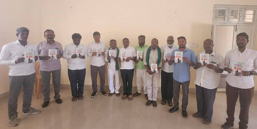 ದೊಡ್ಡಬಳ್ಳಾಪುರದಲ್ಲಿ ಶನಿವಾರ ಎದ್ದೇಳು ಕರ್ನಾಟಕ ಸಂಘಟನೆ ವತಿಯಿಂದ ನಡೆದ ಎಸ್‌ಐಆರ್‌ ಸಾಧಕ ಬಾಧಕಗಳನ್ನು ಪರಿಚಯಸುವ ಕಿರುಪುಸ್ತಕ ಬಿಡುಗಡೆ ಮಾಡಲಾಯಿತು