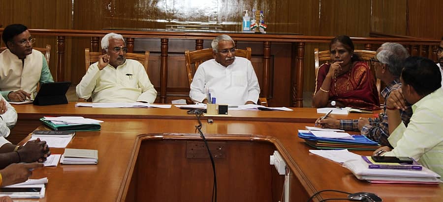 ಯುಕೆಪಿ ಮುಳುಗಡೆ ಸಂತ್ರಸ್ತರಿಗೆ ಪರಿಹಾರ ಧನ ವಿತರಣೆಗೆ ಸಂಬಂಧಿಸಿದಂತೆ ಬಾಗಲಕೋಟೆಯಲ್ಲಿ ಶನಿವಾರ ಜಿಲ್ಲಾ ಉಸ್ತುವಾರಿ ಸಚಿವ ಆರ್.ಬಿ. ತಿಮ್ಮಾಪುರ ಸಭೆ ನಡೆಸಿದರು