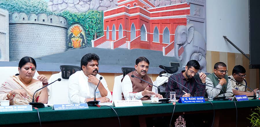 ರಾಯಚೂರಿನ ಜಿಲ್ಲಾ ಪಂಚಾಯಿತಿ ಸಭಾಂಗಣದಲ್ಲಿ ಶನಿವಾರ ನಡೆದ ಜಿಲ್ಲಾ ಅಭಿವೃದ್ಧಿ ಸಮನ್ವಯ ಸಮಿತಿ ಸಭೆಯಲ್ಲಿ ಸಂಸದ ಜಿ.ಕುಮಾರ ನಾಯಕ ಮಾತನಾಡಿದರು. ಶಾಸಕಿ ಕರೆಮ್ಮ ನಾಯಕ, ಶಾಸಕ ಬಸನಗೌಡ ದದ್ದಲ್, ಜಿಲ್ಲಾಧಿಕಾರಿ ನಿತೀಶ್, ಜಿಲ್ಲಾ ಪಂಚಾಯಿತಿ ಸಿಇಒ ಈಶ್ವರಕುಮಾರ ಕಾಂದೂ, ಜಿಲ್ಲಾ ಪೊಲೀಸ್‌ ವರಿಷ್ಠಾಧಿಕಾರಿ ಅರುಣಾಕ್ಷು ಗಿರಿ ಉಪಸ್ಥಿತರಿದ್ದರು