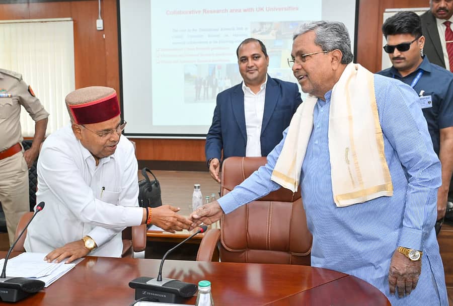 ರಾಜ್ಯದ 32 ಸಾರ್ವಜನಿಕ ವಿಶ್ವವಿದ್ಯಾಲಯಗಳ ಕುಲಪತಿಗಳ ಸಮಾವೇಶದಲ್ಲಿ ಸಿದ್ದರಾಮಯ್ಯ, ರಾಜ್ಯಪಾಲ ಥಾವರಚಂದ್‌ ಗೆಹಲೋತ್‌ ಹಸ್ತಲಾಘವ.