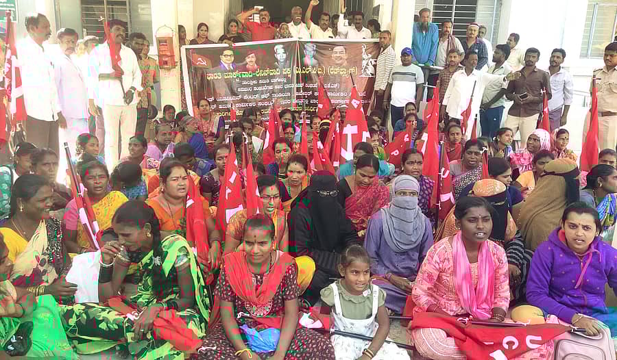 ಬಾಗೇಪಲ್ಲಿ ತಾಲ್ಲೂಕು ಕಚೇರಿ ಮುಂದೆ ಭಾರತ ಮಾರ್ಕ್ಸ್‌ವಾದಿ, ಲೆನಿನ್‍ವಾದಿ ಪಕ್ಷ (ರೆಡ್ ಫ್ಲಾಗ್) ನೇತೃತ್ವದಲ್ಲಿ ಕಾರ್ಮಿಕರ ಸಂಘಟನೆ ಮುಖಂಡರು, ಮಹಿಳೆಯರು ಪ್ರತಿಭಟನೆ ಮಾಡಿದರು