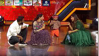 <div class="paragraphs"><p>ಡಿಕೆಡಿ ವೇದಿಕೆಯಲ್ಲಿ ನಟ ಸತೀಶ್ ನೀನಾಸಂ, ನಟಿ ಸಪ್ತಮಿಗೌಡ </p></div>