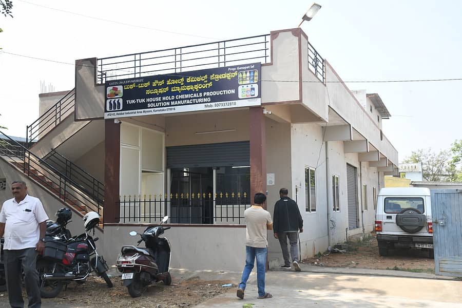 ದೆಹಲಿಯ ಎನ್‌ಸಿಬಿ ತಂಡ ದಾಳಿ ನಡೆಸಿದ ಹೆಬ್ಬಾಳದ ಕೈಗಾರಿಕಾ ಪ್ರದೇಶದಲ್ಲಿರುವ ‘ಟುಕ್‌– ಟುಕ್‌ ಹೌಸ್‌ ಹೋಲ್ಡ್‌ ಕೆಮಿಕಲ್ಸ್‌ ಪ್ರೊಡಕ್ಷನ್‌ ಸಲ್ಯೂಷನ್‌ ಮ್ಯಾನಿಫ್ಯಾಕ್ಚರಿಂಗ್‌’ ಹೆಸರಿನ ಘಟಕ