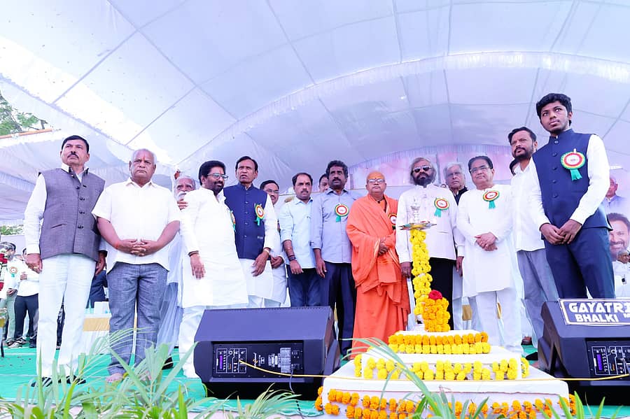 ಭಾಲ್ಕಿ ಪಟ್ಟಣದ ಶಿವಾಜಿ ಕಾಲೇಜಿನಲ್ಲಿ ನಡೆದ ಕಿಸಾನ ಶಿಕ್ಷಣ ಪ್ರಸಾರಕ ಮಂಡಳದ ಸುವರ್ಣ ಮಹೋತ್ಸವ ಕಾರ್ಯಕ್ರಮ, ಬಾಬಾರಾವ್ ಹೊನ್ನಾಳ್ಳಿಕರ್ ಅವರ ಮೂರ್ತಿ ಅನಾವರಣ ಸಮಾರಂಭವನ್ನು ಜಿಲ್ಲಾ ಉಸ್ತುವಾರಿ ಸಚಿವ ಈಶ್ವರ ಖಂಡ್ರೆ ಉದ್ಘಾಟಿಸಿದರು. ಸಚಿವ ರಹೀಂಖಾನ್, ಶಾಸಕ ಡಾ.ಶೈಲೇಂದ್ರ ಬೆಲ್ದಾಳೆ, ಎಮ್ಮೆಲ್ಸಿ ಮಾರುತಿರಾವ್ ಮುಳೆ, ಅಧ್ಯಕ್ಷ ಅನಿಲ್ ಶಿಂದೆ ಇದ್ದರು