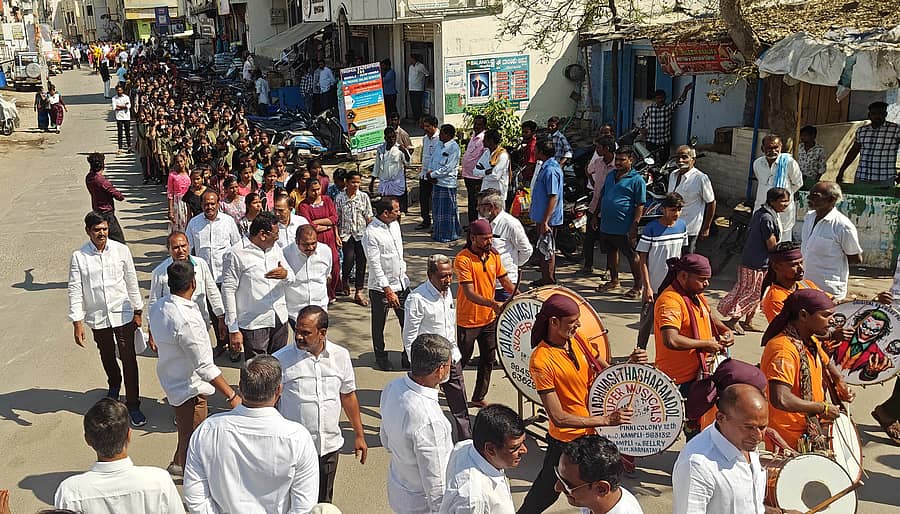 ರಾಯಚೂರಲ್ಲಿ ಶನಿವಾರ ಮುನ್ನೂರು ಕಾಪು ಸಮಾಜದ ವತಿಯಿಂದ ಆಯೋಜಿಸಿದ್ದ ಕೃಷ್ಣದೇವರಾಯ ಭಾವಚಿತ್ರದ ಮೆರವಣಿಗೆಯಲ್ಲಿ ಗಮನ ಸೆಳೆದ ಡೊಳ್ಳು ವಾದನ