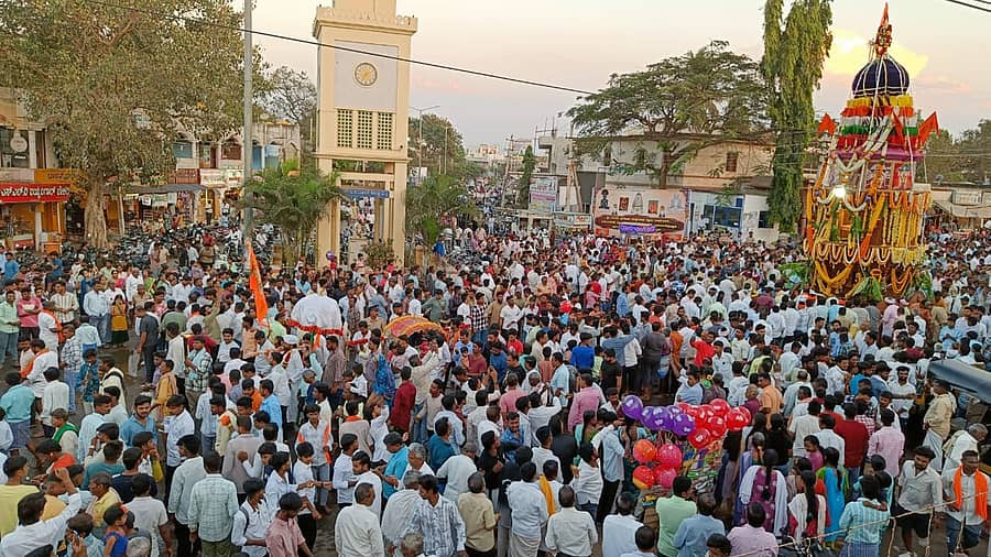 ಹೂವಿನಹಡಗಲಿಯಲ್ಲಿ ಶನಿವಾರ ಸಂಜೆ ತೇರು ಹನುಮಪ್ಪ ಸ್ವಾಮಿ ರಥೋತ್ಸವ ಜರುಗಿತು