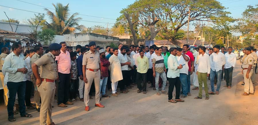 ಶಾಸಕ ಡಾ.ಚಂದ್ರು ಲಮಾಣಿ ಅವರಿಗೆ ಸೇರಿದ ಲಕ್ಷ್ಮೇಶ್ವರದ ಬಾಲಾಜಿ ಆಸ್ಪತ್ರೆ ಎದುರು ಜಮಾಯಿಸಿದ್ದ ಬಿಜೆಪಿ ಕಾರ್ಯಕರ್ತರು