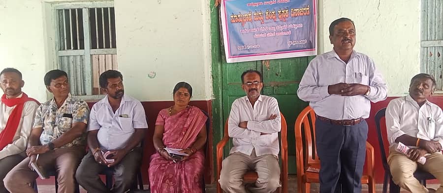 ಶ್ರೀನಿವಾಸಪುರದಲ್ಲಿ ನಡೆದ ಮಾತೃಭಾಷೆ ಮತ್ತು ಕೆಂಪು ಪುಸ್ತಕ ದಿನಾಚರಣೆಯಲ್ಲಿ ಮುಖಂಡರು ಮಾತನಾಡಿದರು