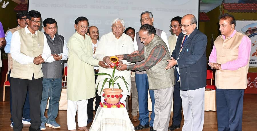 ಗದಗ ನಗರದ ಗ್ರಾಮೀಣಾಭಿವೃದ್ಧಿ ಮತ್ತು ಪಂಚಾಯತ್‌ರಾಜ್‌ ವಿಶ್ವವಿದ್ಯಾಲಯದಲ್ಲಿ ನಡೆದ ಬೆಳಗಾವಿ ವಿಭಾಗ ಮಟ್ಟದ ತಾಂತ್ರಿಕ ಸಮ್ಮೇಳನವನ್ನು ಸಚಿವ ಎಚ್‌.ಕೆ. ಪಾಟೀಲ ಉದ್ಘಾಟಿಸಿದರು