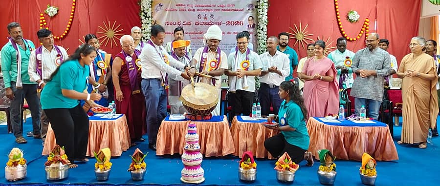 ಮುಂಡಗೋಡ ಪಟ್ಟಣದ ಎಲ್‌.ವಿ.ಕೆ ಸಭಾಂಗಣದಲ್ಲಿ ಶನಿವಾರ ನಡೆದ 4ನೇ ʼಸಾಂಸ್ಕೃತಿಕ ಕಲಾಮೇಳʼವನ್ನು ತಾಲ್ಲೂಕು ಪಂಚಾಯಿತಿ ಇಒ ಟಿ.ವೈ.ದಾಸನಕೊಪ್ಪ ಡೊಳ್ಳು ಬಾರಿಸುವ ಮೂಲಕ ಉದ್ಘಾಟಿಸಿದರು