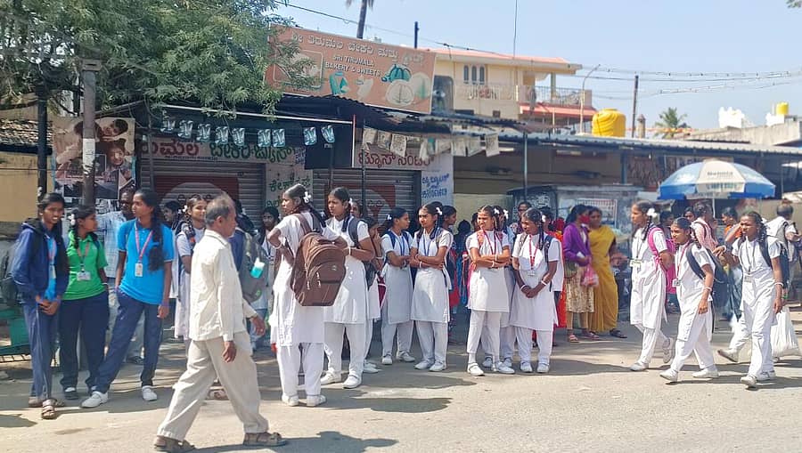 <div class="paragraphs"><p><strong>ಮಧುಗಿರಿ ಪಟ್ಟಣದ ರಾಘವೇಂದ್ರ ಸರ್ಕಲ್ ನಲ್ಲಿ ತಂಗುದಾಣವಿಲ್ಲದೆ ವಿದ್ಯಾರ್ಥಿಗಳು ಹಾಗೂ ಪ್ರಯಾಣಿಕರು ಬಸ್ ಗಾಗಿ ನಿಂತು ಕಾಯುತ್ತಿರುವುದು.</strong></p></div>