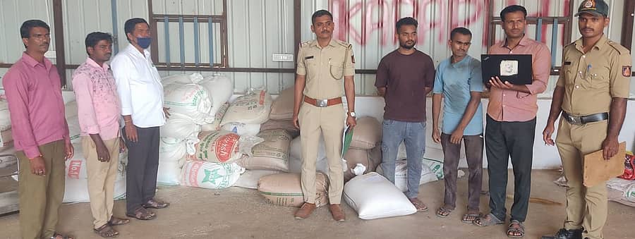 ಮಲೇಬೆನ್ನೂರು ಸಮೀಪದ ಕುಂಬಳೂರು ಹೊರವಲಯದ ನಿಟ್ಟೂರು ರಸ್ತೆಯ ಹೊಲದ ಉಗ್ರಾಣದಲ್ಲಿ ಸಂಗ್ರಹಿಸಿಟ್ಟಿದ್ದ 176 ಚೀಲ ಪಡಿತರ ಅಕ್ಕಿಯನ್ನು ಕಂದಾಯ ಹಾಗೂ ಪೊಲೀಸ್‌ ಅಧಿಕಾರಿಗಳು ಶನಿವಾರ ಜಪ್ತಿ ಮಾಡಿದರು