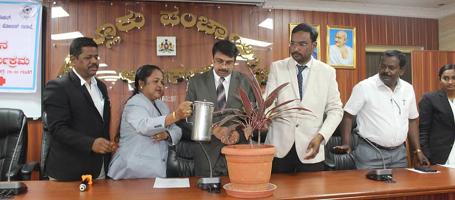 ಆನೇಕಲ್‌ನ ತಾಲ್ಲೂಕು ಪಂಚಾಯಿತಿ ಆವರಣದಲ್ಲಿ ತಾಲ್ಲೂಕು ಕಾನೂನು ಸೇವಾ ಸಮಿತಿ ವತಿಯಿಂದ ಆಯೋಜಿಸಿದ್ದ ವಿಶ್ವ ಸಾಮಾಜಿಕ ನ್ಯಾಯ ದಿನ ಕಾನೂನು ಅರಿವು ನೆರವು ಕಾರ್ಯಕ್ರಮವನ್ನು ಆನೇಕಲ್ ನ್ಯಾಯಾಲಯದ ನ್ಯಾಯಾಧೀಶ ಕೆ.ಕೃಷ್ಣರಾಜ್ ಉದ್ಘಾಟಿಸಿದರು