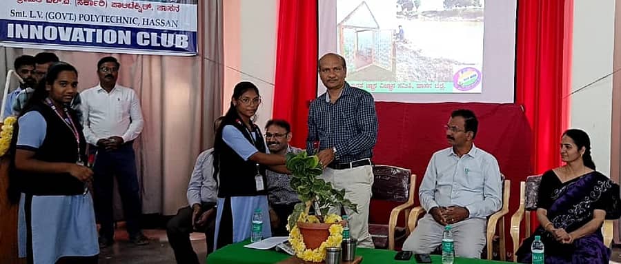 ಹಾಸನದ ಶ್ರೀಮತಿ ಎಲ್.ವಿ. ಸರ್ಕಾರಿ ಪಾಲಿಟೆಕ್ನಿಕ್ ಆವರಣದಲ್ಲಿ ಹಮ್ಮಿಕೊಳ್ಳಲಾಗಿದ್ದ ‘ಬದುಕು ಮತ್ತು ಪರಿಸರ – ನಮ್ಮ ಹಕ್ಕು, ನಮ್ಮ ಕರ್ತವ್ಯ’ ಸಂವಾದದಲ್ಲಿ ಡಾ.ಎಚ್.ಜಿ. ಮಂಜುನಾಥ್ ಅವರನ್ನು ಸ್ವಾಗತಿಸಲಾಯಿತು.