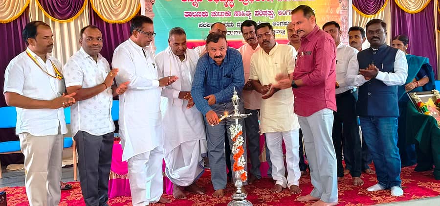 ಲಿಂಗಸುಗೂರಿನ ಸರ್ಕಾರಿ ಪ್ರಥಮ ದರ್ಜೆ ಕಾಲೇಜಿನಲ್ಲಿ ಹಳಗನ್ನಡ ಸಾಹಿತ್ಯ ಪರಂಪರೆ ರಾಜ್ಯಮಟ್ಟದ ವಿಚಾರ ಸಂಕಿರಣ ಸಮಾರಂಭವನ್ನು ನಿವೃತ್ತ ಪ್ರಾಚಾರ್ಯ ಚಂದ್ರಶೇಖರ ವಸ್ತ್ರದ ಉದ್ಘಾಟಿಸಿದರು

