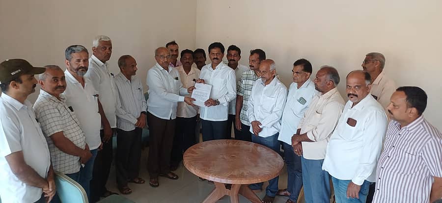 ಅಡಿಕೆ ಇಳುವರಿ ಕುಸಿತದಿಂದ ಕಂಗಾಲಾಗಿರುವ ರೈತ ಸಮುದಾಯದ ನೆರವಿಗೆ ಸರ್ಕಾರ ಧಾವಿಸುವಂತೆ ಆಗ್ರಹಿಸಿ ಪ್ರಾಥಮಿಕ ಕೃಷಿ ಪತ್ತಿನ ಸಹಕಾರ ಸಂಘಗಳ ಪ್ರತಿನಿಧಿಗಳು ಶಾಸಕ ಭೀಮಣ್ಣ ನಾಯ್ಕ ಅವರಿಗೆ ಮನವಿ ಸಲ್ಲಿಸಿದರು.