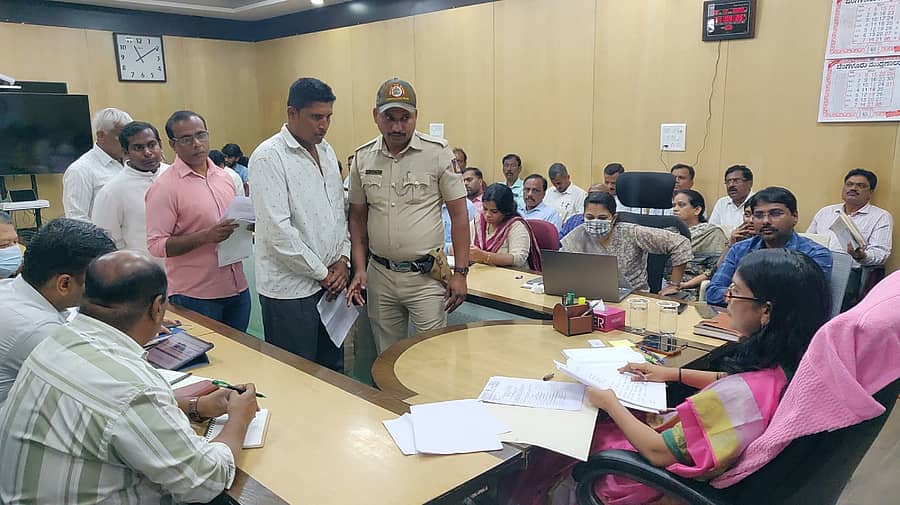 ಹಾಸನದ ಜಿಲ್ಲಾಧಿಕಾರಿ ಕಚೇರಿಯಲ್ಲಿ ಶನಿವಾರ ನಡೆದ ಜನಸ್ಪಂದನ ಸಭೆಯಲ್ಲಿ ಜಿಲ್ಲಾಧಿಕಾರಿ ಕೆ.ಎಸ್‌. ಲತಾಕುಮಾರಿ, ಜನರ ಅಹವಾಲು ಆಲಿಸಿದರು.