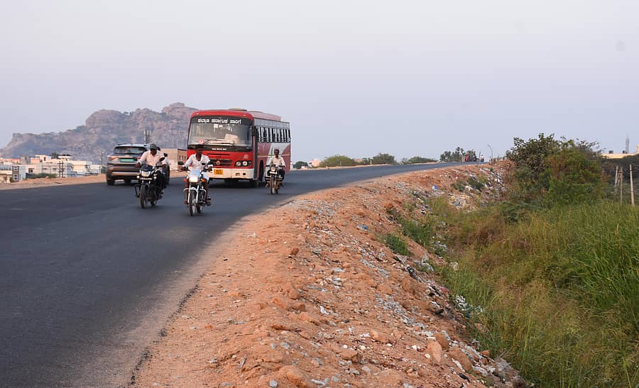 ಯಾದಗಿರಿಯ ರೈಲ್ವೆ ಹಳಿ ಮೇಲ್ಸೇತುವೆಯ ರಸ್ತೆಯ ಬದಿಯಲ್ಲಿ ತಡೆಗೋಡೆ ಇಲ್ಲದೆ ಸಂಚರಿಸಿದ ವಾಹನಗಳು  ಪ್ರಜಾವಾಣಿ ಚಿತ್ರ: ರಾಜಕುಮಾರ ನಳ್ಳಿಕರ