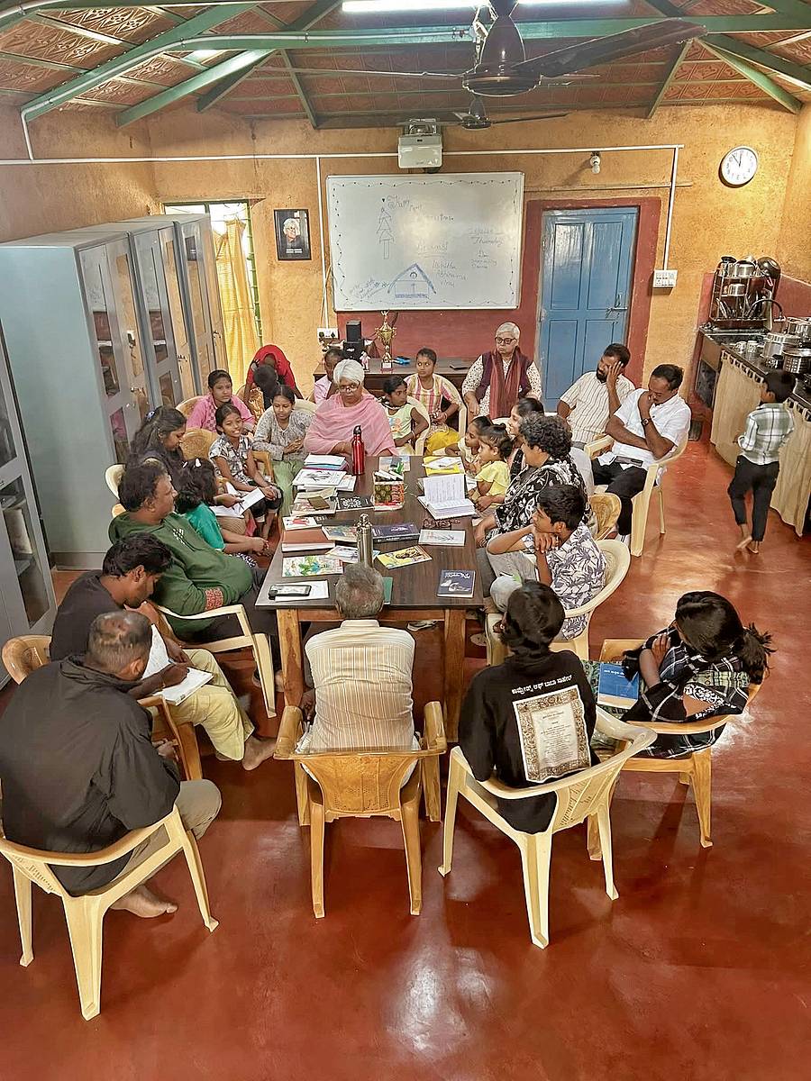 ಕಥೆ ಬರವಣಿಗೆ ಕಾರ್ಯಾಗಾರದಲ್ಲಿ ಆಸಕ್ತರು ತೊಡಗಿಕೊಂಡಿದ್ದಾಗ...