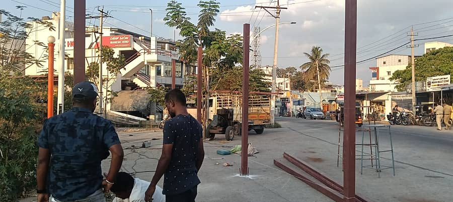 ಜಿಲ್ಲಾ ಪೊಲೀಸ್‌ ವರಿಷ್ಠಾಧಿಕಾರಿ ಕಚೇರಿ ಸಮೀಪ ತುರುವನೂರು ರಸ್ತೆಯ ಮೇಲೆ ನಗರಸಭೆ ಮಳಿಗೆ ನಿರ್ಮಿಸುತ್ತಿರುವುದು