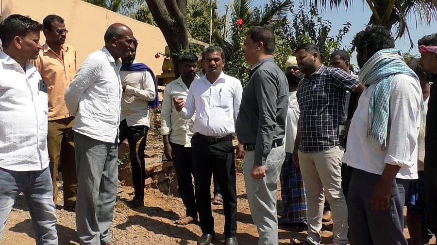 ರಾಮದುರ್ಗ ತಾಲ್ಲೂಕಿನ ಲಿಂಗದಾಳ ಗ್ರಾಮದ ದಲಿತ ವ್ಯಕ್ತಿಯ ಶವ ಸಂಸ್ಕಾರಕ್ಕೆ ಖಾಸಗಿಯವರ ಹೊಲದ ಮೂಲಕ ಸಾಗಿ ಸ್ಮಶಾನಕ್ಕೆ ಹೋಗುವ ವಿಚಾರದಲ್ಲಿ ಎದುರಾಗಿದ್ದ ಸಮಸ್ಯೆಗೆ ತಹಶೀಲ್ದಾರ್‌ ಪ್ರಕಾಶ ಹೊಳೆಪ್ಪಗೋಳ ಹೊಲದ ಮಾಲೀಕರ ಜೊತೆಗೆ ಮಾತನಾಡಿದರು