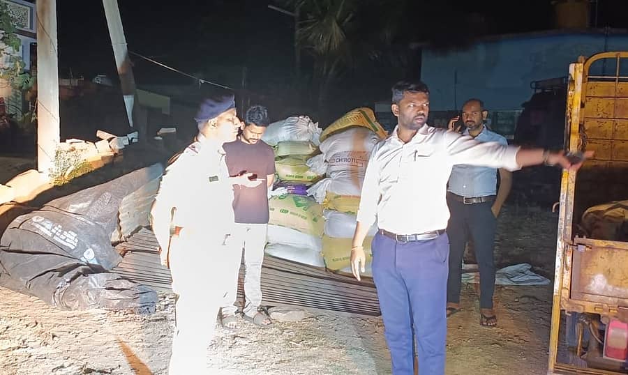 ಕಮಲಾಪುರದಲ್ಲಿ ವಶಪಡಿಸಿಕೊಳ್ಳಲಾದ ಕಡಿತರ ಅಕ್ಕಿಯ ಅಕ್ರಮ ದಾಸ್ತಾನು