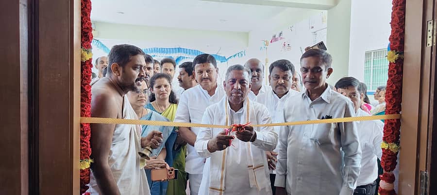 ದೇವನಹಳ್ಳಿಯಲ್ಲಿ ನಿರ್ಮಿಸಲಾದ ಡಾ. ಬಿ.ಆರ್. ಅಂಬೇಡ್ಕರ್ ಸರ್ಕಾರಿ ಮೆಟ್ರಿಕ್ ನಂತರದ ಬಾಲಕಿಯರ ವಿದ್ಯಾರ್ಥಿ ನಿಲಯದ ನೂತನ ಕಟ್ಟಡವನ್ನು ಜಿಲ್ಲಾ ಉಸ್ತುವಾರಿ ಸಚಿವ ಕೆ.ಎಚ್. ಮುನಿಯಪ್ಪ ಉದ್ಘಾಟಿಸಿದರು. ಜಿ.ಪಂ. ಸಿಇಒ ಡಾ. ಕೆ.ಎನ್.ಅನುರಾದ ಉಪಸ್ಥಿತರಿದ್ದರು