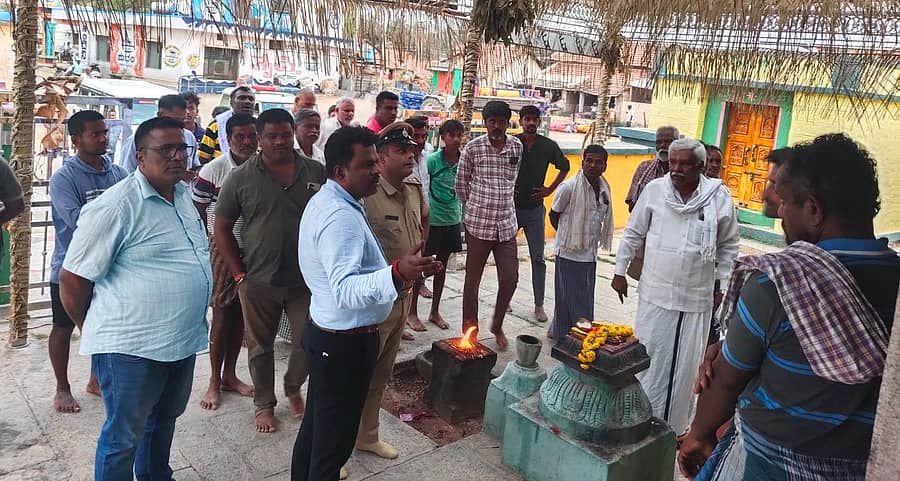 ತುರುವೇಕೆರೆ ತಾಲ್ಲೂಕು ಗೋಣಿತುಮಕೂರಿನ ಅರಸಮ್ಮ ದೇಗುಲದಲ್ಲಿ ಪೊಲೀಸರು ಹಾಗೂ ತಹಶೀಲ್ದಾರ್ ಗ್ರಾಮಸ್ಥರಗೊಂದಿಗೆ ಶಾಂತಿ ಸಭೆ ನಡೆಸಿದರು