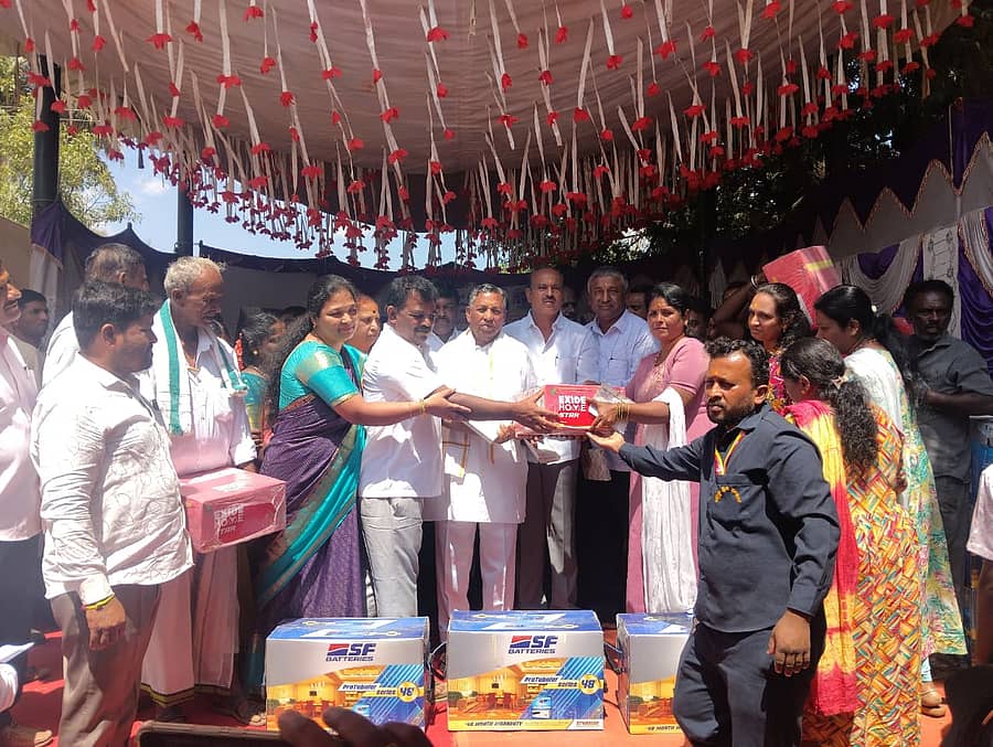 ದೇವನಹಳ್ಳಿ ತಾಲ್ಲೂಕು ಅಣ್ಣೇಶ್ವರ ಗ್ರಾಮ ಪಂಚಾಯಿತಿಯಲ್ಲಿ ಪ.ಜಾತಿ ಮತ್ತು ಪ.ಪಂಗಡದ ಕುಟುಂಬಗಳಿಗೆ ಹಾಗೂ ಅಂಗವಿಕಲರಿಗೆ ಸೇರಿ ಒಟ್ಟು 1,023 ಕುಟುಂಬಗಳಿಗೆ ವೈಯಕ್ತಿಕ ಯು.ಪಿ.ಎಸ್‌ಗಳನ್ನು  ಸಚಿವ ಕೆ.ಎಚ್. ಮುನಿಯಪ್ಪ ವಿತರಣೆ ಮಾಡಿದರು