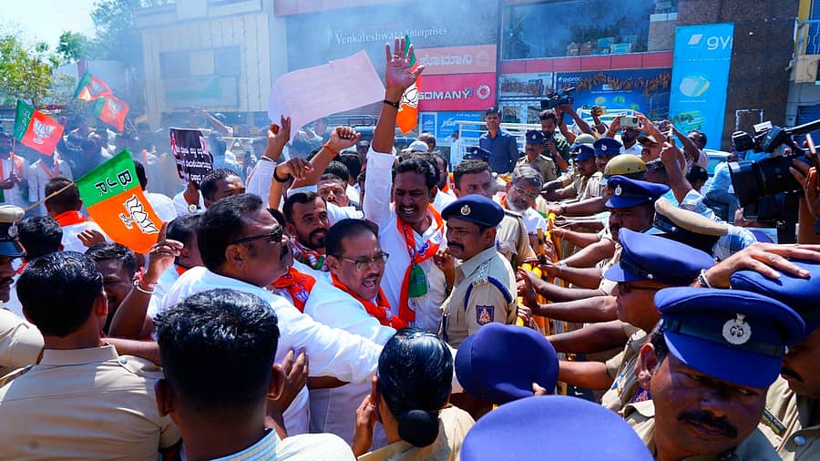 <div class="paragraphs"><p> ಭಾರತ ಎಐ ಇಂಪ್ಯಾಕ್ಟ್ ಶೃಂಗಸಭೆಯಲ್ಲಿ ದೇಶಕ್ಕೆ ಅವಮಾನ: ಆರೋಪ</p></div>