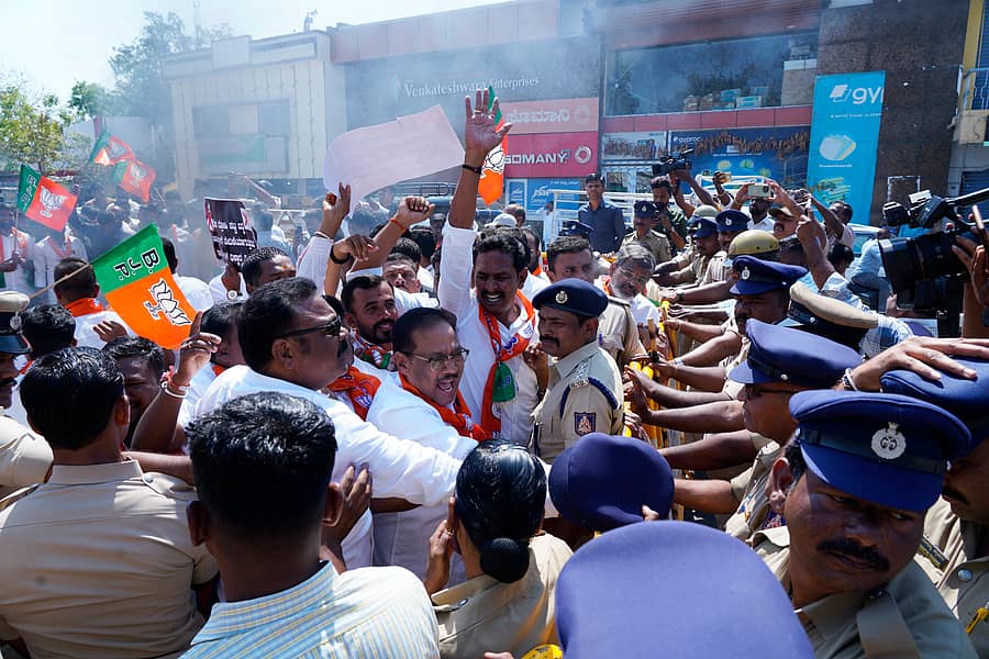 ರಾಯಚೂರಿನ ಗಂಜ್‌ ಸರ್ಕಲ್‌ ಬಳಿ ಕಾಂಗ್ರೆಸ್‌ ಕಚೇರಿಗೆ ನುಗ್ಗಲು ಯತ್ನಿಸಿದ ನಗರದ ಶಾಸಕ ಡಾ. ಶಿವರಾಜ ಪಾಟೀಲ ಹಾಗೂ ಕಾರ್ಯಕರ್ತರನ್ನು ಪೊಲೀಸರು ತಡೆದರು