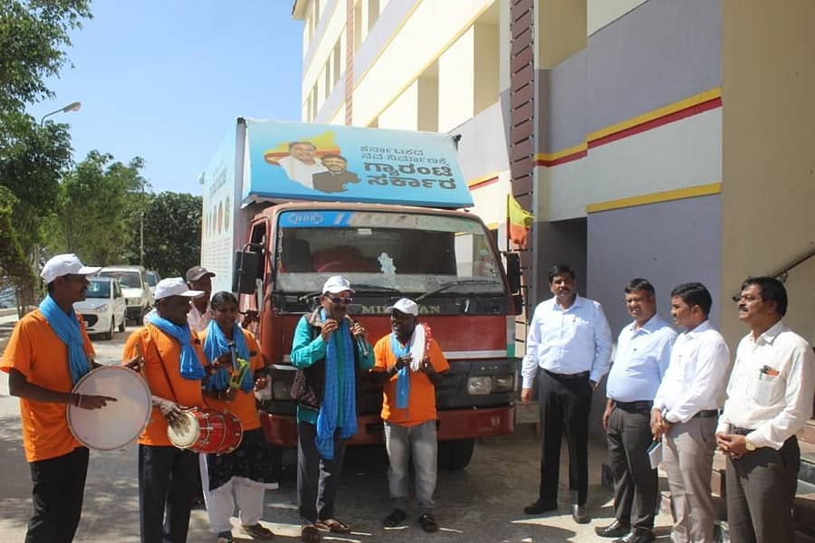 ಸರ್ಕಾರದ ಪಂಚ ಗ್ಯಾರಂಟಿ ಯೋಜನೆಗಳ ಕಲಾಜಾಥ ವಿಶೇಷ ಪ್ರಚಾರಾಂದೋಲನಕ್ಕೆ ಜಿಲ್ಲಾಧಿಕಾರಿ ಎಸ್.ಜೆ.ಸೋಮಶೇಖರ್ ಇಲ್ಲಿನ ಜಿಲ್ಲಾಡಳಿತ ಭವನದ ಆವರಣದಲ್ಲಿ ಶನಿವಾರ ಚಾಲನೆ ನೀಡಿದರು